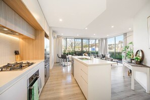 Fridge, oven, toaster, dining tables - Modern Apartment in Penrith | Close to Shops (Penrith)