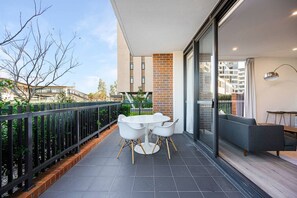 Outdoor dining - Modern Apartment in Penrith | Close to Shops (Penrith)