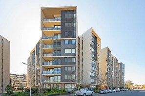 Exterior - Modern Apartment in Penrith | Close to Shops (Penrith)