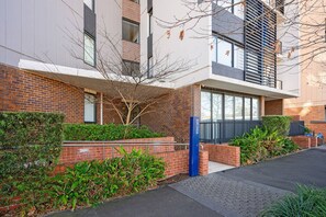 Exterior - Modern Apartment in Penrith | Close to Shops (Penrith)