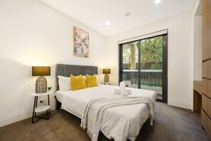 Tabla de planchar con plancha, wifi, ropa de cama