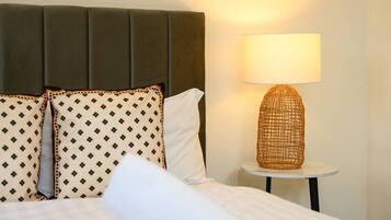 Tabla de planchar con plancha, wifi y ropa de cama