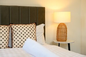 Tabla de planchar con plancha, wifi y ropa de cama 