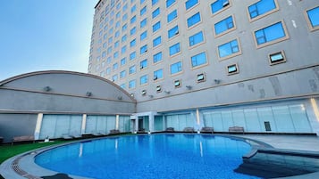 2 piscines extérieures