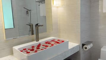 Deluxe Double Room | Bathroom | Bathtub, free toiletries, hair dryer, slippers