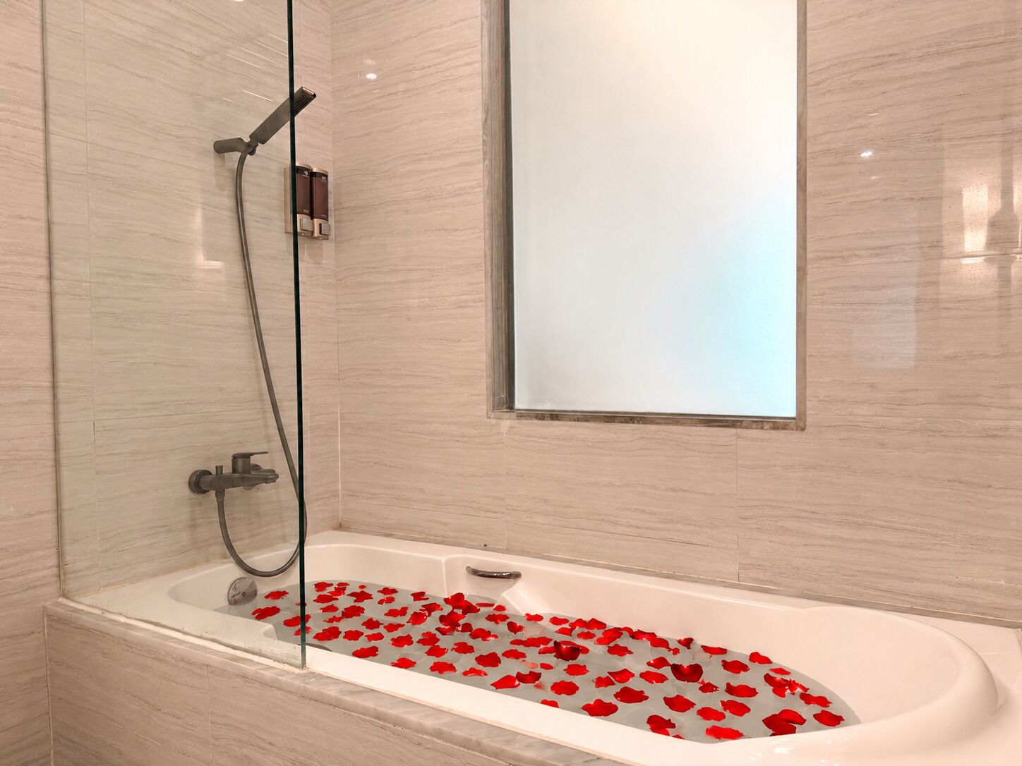 Bồn tắm, đồ dùng nhà tắm miễn phí, máy sấy tóc, dép đi trong nhà 