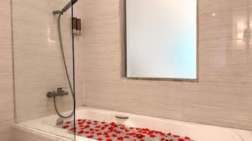 Bathtub, free toiletries, hair dryer, slippers