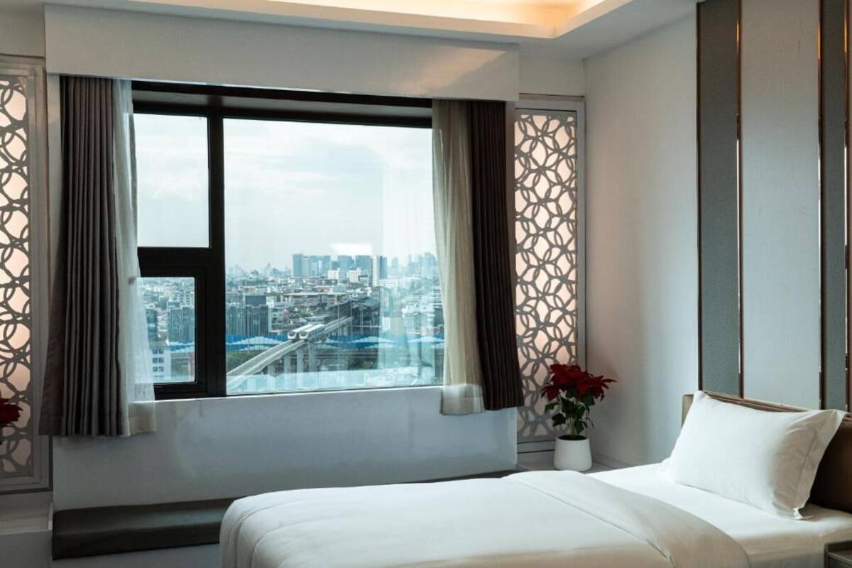 Twin Room, City View | Desk, free WiFi