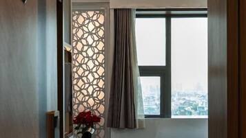 Habitación con 2 camas individuales, vista a la ciudad | Escritorio, wifi gratis y ropa de cama