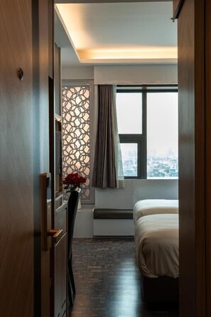 Habitación con 2 camas individuales, vista a la ciudad | Escritorio y wifi gratis 