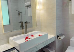 Twin Room, City View | Bathroom | Bathtub, free toiletries, hair dryer, slippers