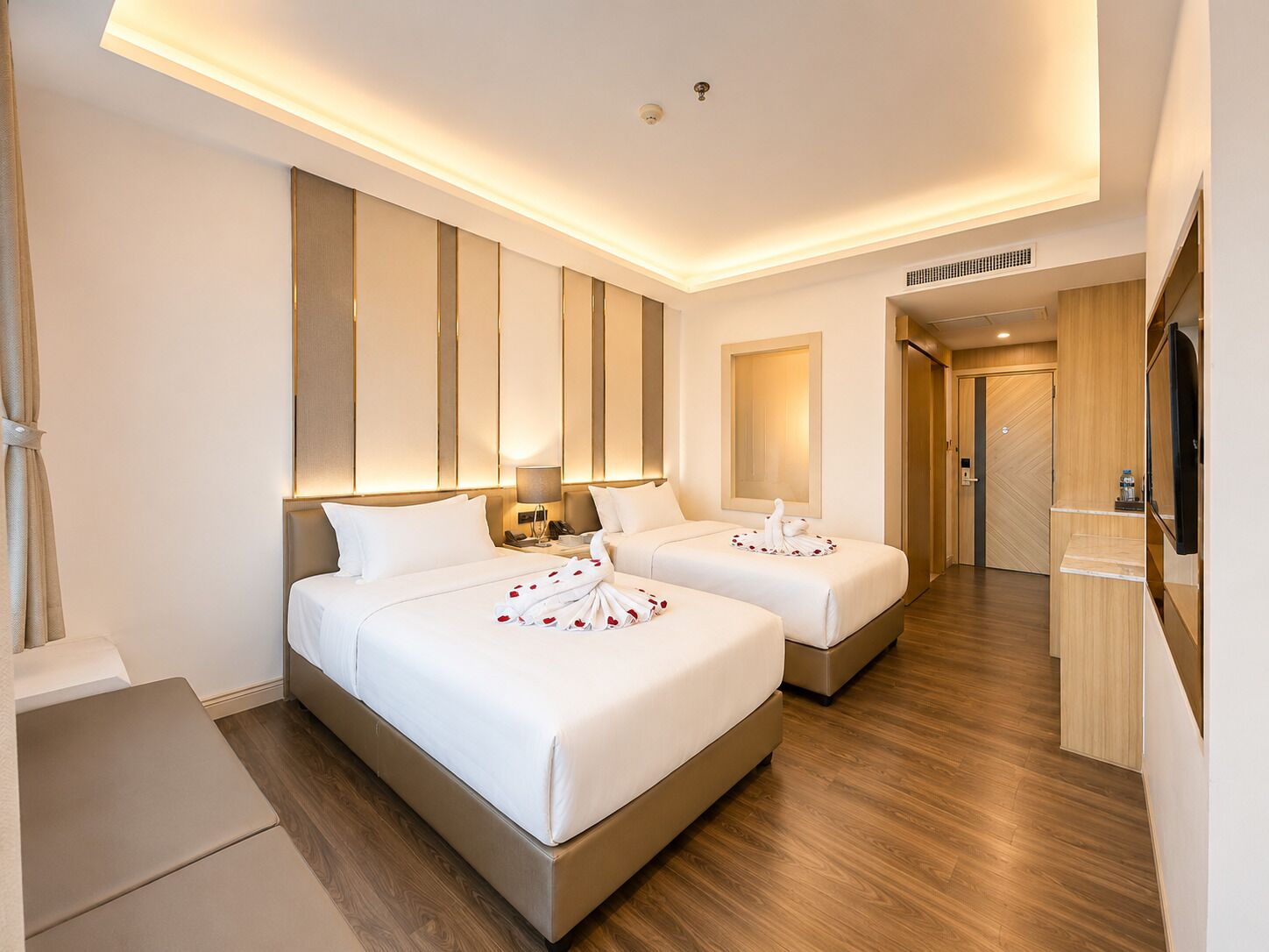 Twin Room, City View | Desk, free WiFi, bed sheets