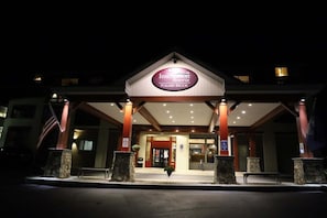 Ein Hotel Eingang mit einem Schild, das 'Innseason Resorts Pollard Brook' zeigt.