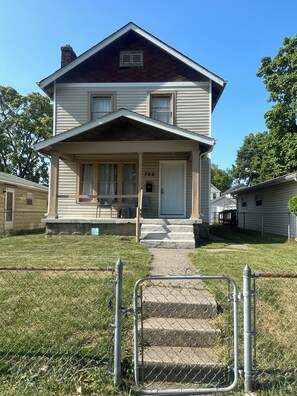 Exterior - 3-bedroom house in lovely Columbus with cool AC and comfort (Columbus)