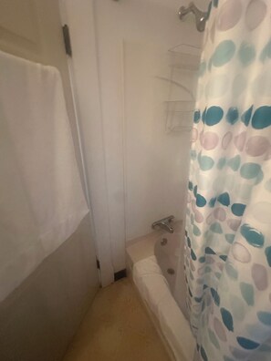 Een haardroger, handdoeken, toiletpapier