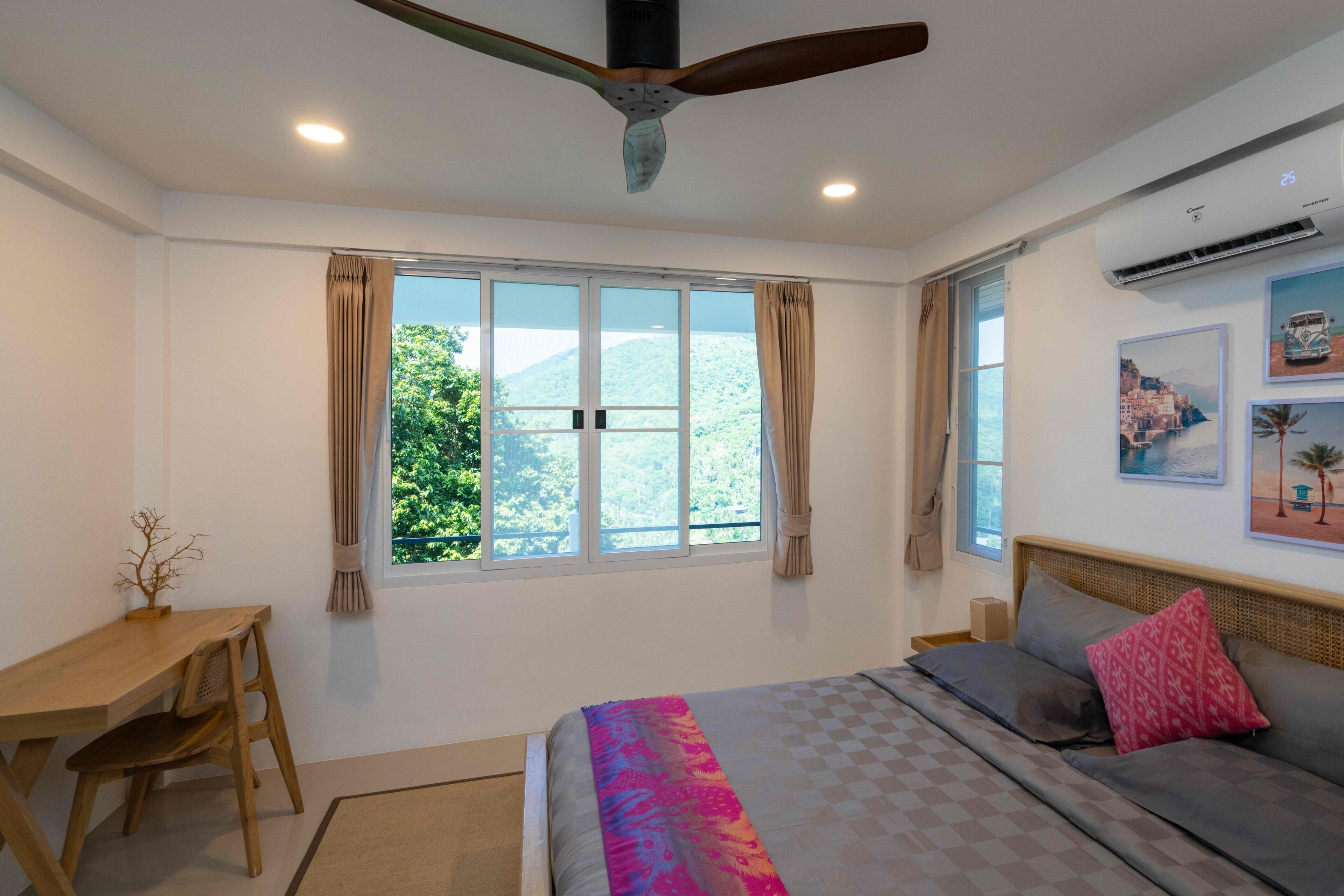 4 bedrooms, iron/ironing board, internet, bed sheets