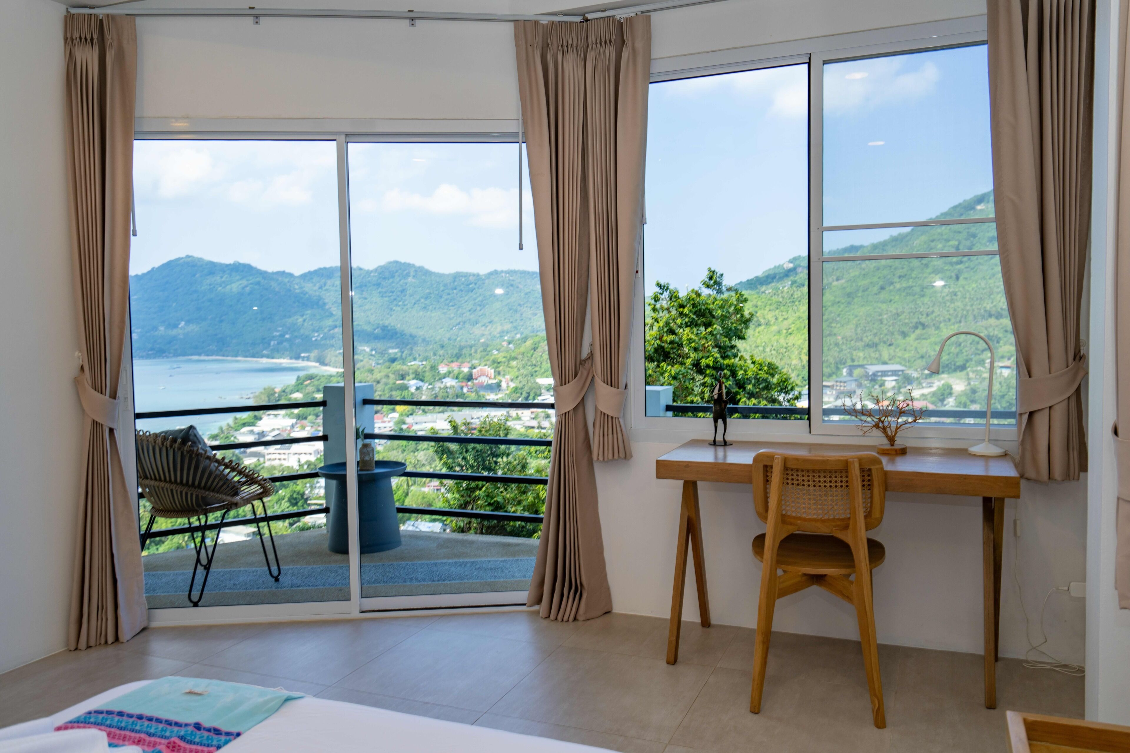 4 habitaciones, tabla de planchar con plancha y acceso a internet 