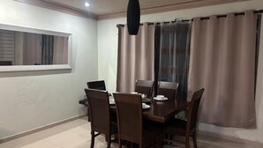 A dining area with a round table, six chairs, a window, and curtains. - World Cup House. 10 Min to Stadium. BBVA & Cerro View (Guadalupe)