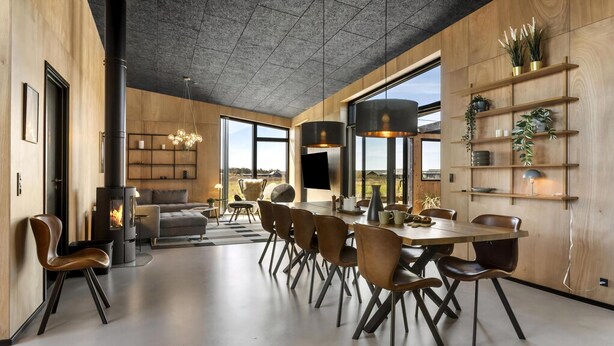 A modern interior with a fireplace, dining area, and large windows. - VillaVilla 965 - Nr. Lyngby ved Løkken, nordjyllan (Løkken)