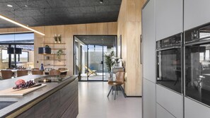 Fridge, microwave, oven, stovetop - VillaVilla 965 - Nr. Lyngby ved Løkken, nordjyllan (Løkken)