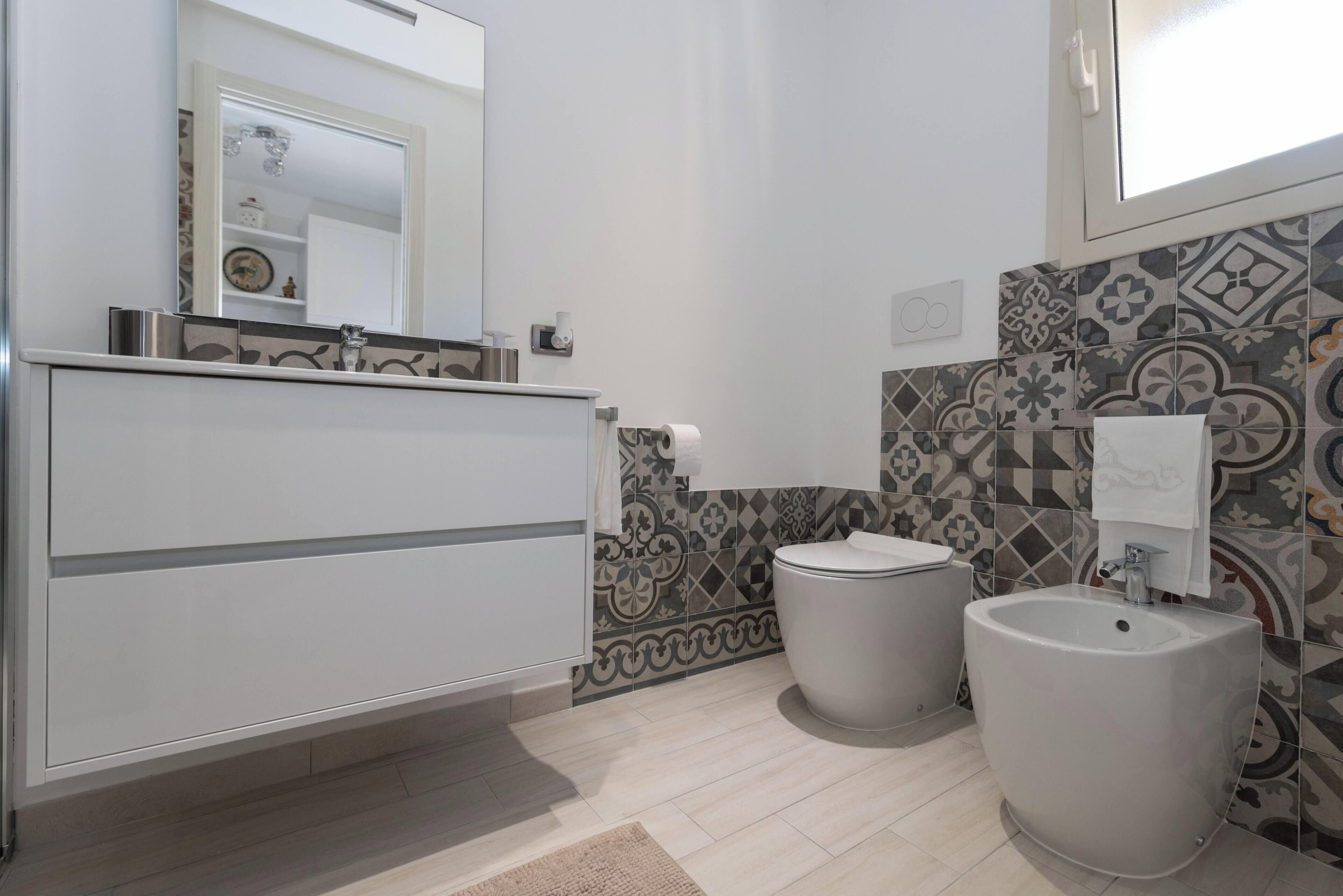 Douche, sèche-cheveux, bidet, serviettes fournies