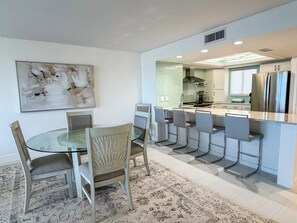 Dining - Punta Rassa 1-106: All NEW!  Freshly updated with Florida Room overlooking the Gulf (Fort Myers)