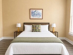 Tabla de planchar con plancha, wifi, ropa de cama