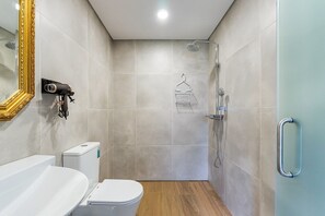 Shower, hair dryer, towels - Charming Retreat with Pool (Amares)
