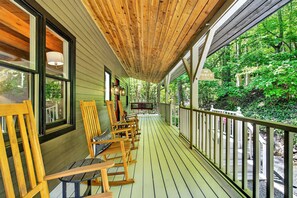 Terrace/patio - Great Aspen Getaway | Luxury, Pet-Friendly Home with Game Room & Fire Pit! (Black Mountain)