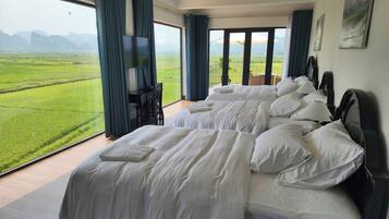 Habitación familiar con 1 cama doble o 2 individuales, balcón, vistas a la montaña | Escritorio y wifi gratis