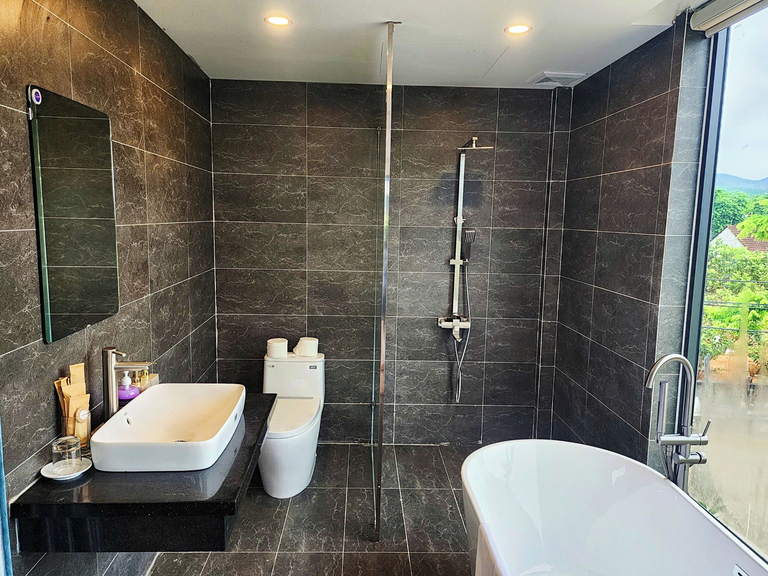 Habitación familiar con 1 cama doble o 2 individuales, balcón, vistas a la montaña | Baño | Ducha y bañera combinadas, secador de pelo, toallas y jabón