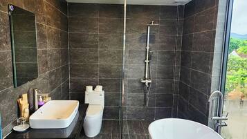 Habitación familiar con 1 cama doble o 2 individuales, balcón, vistas a la montaña | Baño | Ducha y bañera combinadas, secador de pelo, toallas y jabón