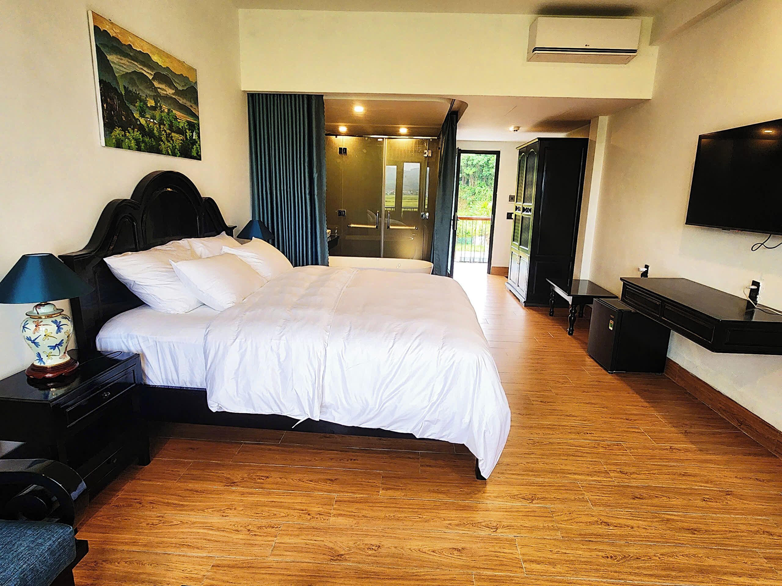 Luxury Double Room, Balcony | Desk, free WiFi