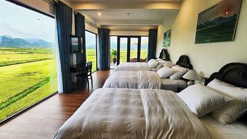 Habitación familiar con 1 cama doble o 2 individuales, balcón, vistas a la montaña | Escritorio y wifi gratis