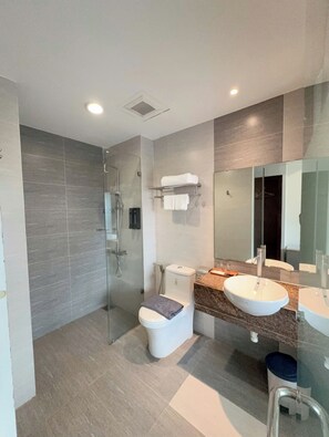 Hair dryer, towels, soap, shampoo - LAVISH OCEAN INN Da Nang (An Hai)