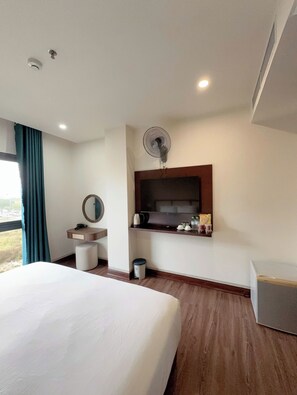 Desk, free WiFi - LAVISH OCEAN INN Da Nang (An Hai)