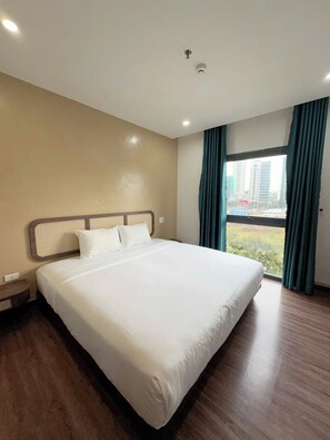 Desk, free WiFi - LAVISH OCEAN INN Da Nang (An Hai)