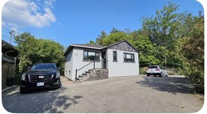 Exterior - Lovely 3 bedroom house with 2 bathrooms lots of parking spots (Markham)