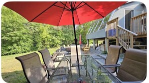 Outdoor dining - Lovely 3 bedroom house with 2 bathrooms lots of parking spots (Markham)