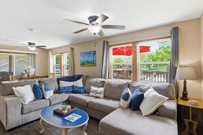 Smart TV, fireplace, books - Lakefront Fun with Private Dock, Firepit, Swim Mat & Screened Patio (Gravois Mills)