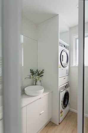 Interior - The Sun Deck Spa & Downtown by Five Star Focused (Mount Maunganui)