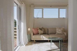 TV, offices - The Sun Deck Spa & Downtown by Five Star Focused (Mount Maunganui)