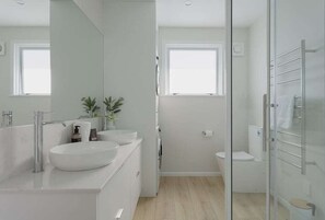Shower, hair dryer, towels, shampoo - The Sun Deck Spa & Downtown by Five Star Focused (Mount Maunganui)