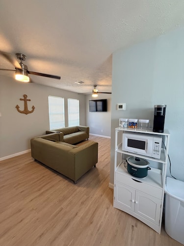 Enjoyable 2-bedroom house on the intercoastal in charming Sargent, TX