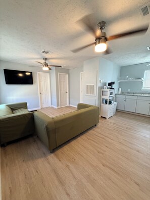 Living area - Enjoyable 2-bedroom house on the intercoastal in charming Sargent, TX (Bay City)