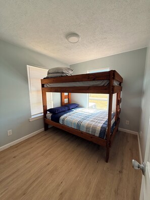 Room - Enjoyable 2-bedroom house on the intercoastal in charming Sargent, TX (Bay City)