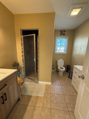 Shower, hair dryer, towels, soap - Historic island home with modern charm. Pet friendly. Center of town on bayside. (Wildwood)