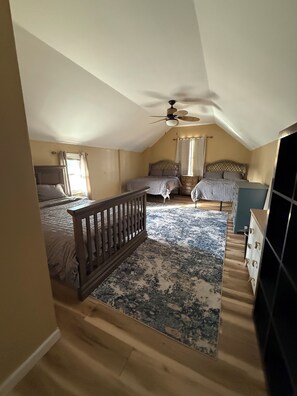 2 bedrooms, iron/ironing board, travel cot, free WiFi - Historic island home with modern charm. Pet friendly. Center of town on bayside. (Wildwood)