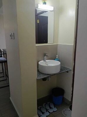Toallas, jabón, papel de baño 