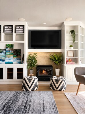 Interior - Stunning Views Beautiful Lakehouse (Discovery Bay)